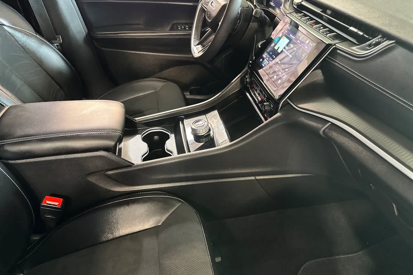 Used 2024 Jeep Grand Cherokee L Laredo RWD image 20