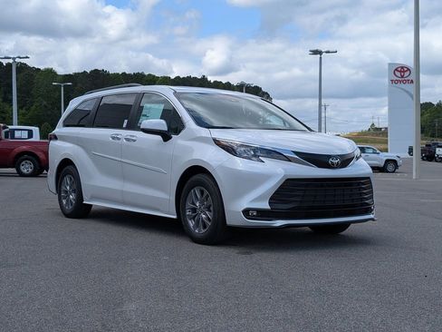 New 2026 Toyota Sienna XLE image 7