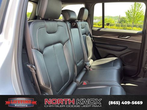 Used 2025 Jeep Grand Cherokee Limited AWD/4WD image 22