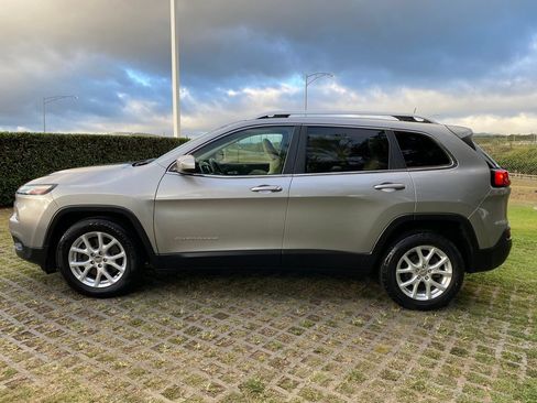Used 2016 Jeep Cherokee Latitude FWD image 4