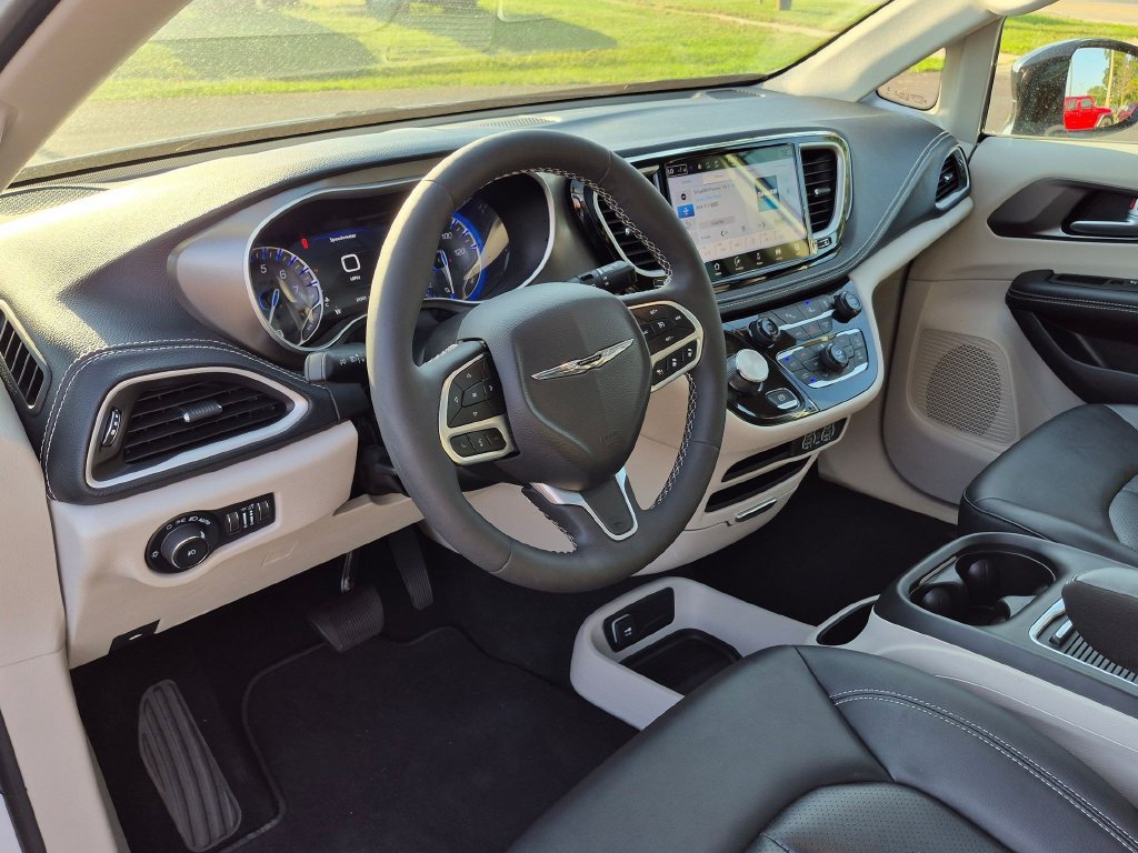 Used 2024 Chrysler Pacifica Touring-L FWD image 9