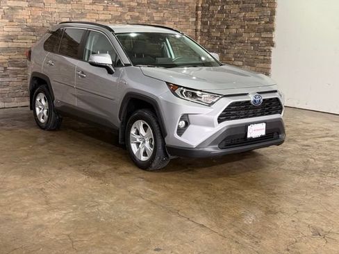 Used 2020 Toyota RAV4 XLE w/ XLE Grade Weather Package AWD/4WD image 3