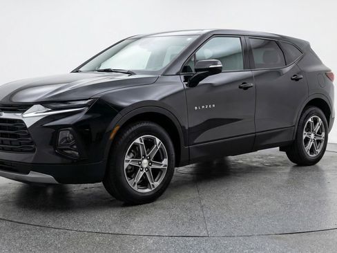 Used 2025 Chevrolet Blazer LT image 3