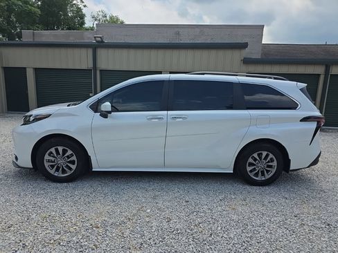 Certified 2025 Toyota Sienna XLE AWD/4WD image 3