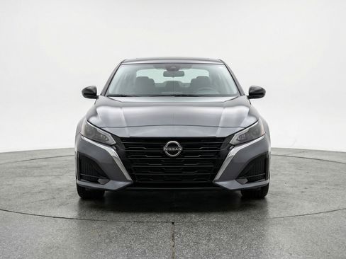 Used 2025 Nissan Altima 2.5 SV image 2