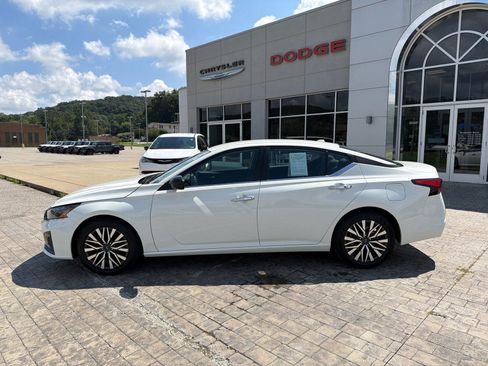 Used 2025 Nissan Altima 2.5 SV FWD image 5