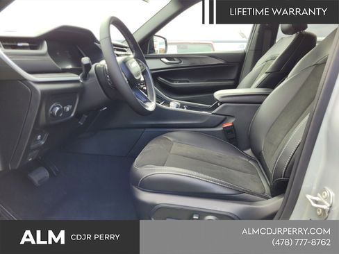 New 2025 Jeep Grand Cherokee Laredo image 5