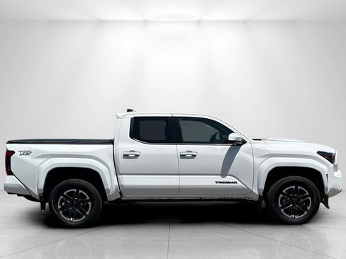 Used 2025 Toyota Tacoma TRD Sport AWD/4WD image 2