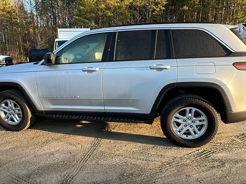 Used 2024 Jeep Grand Cherokee Laredo image 10