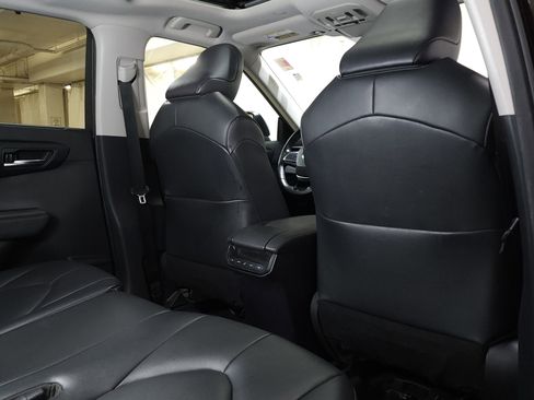 Used 2020 Toyota Highlander XLE AWD/4WD image 20