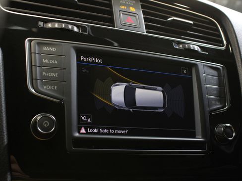 Used 2017 Volkswagen Golf R 4-Door image 49