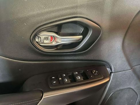 Used 2021 Jeep Cherokee Latitude Plus AWD/4WD image 18