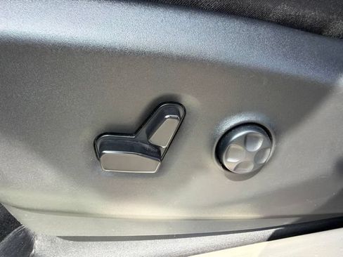 Used 2023 Chrysler Pacifica Touring-L FWD image 26