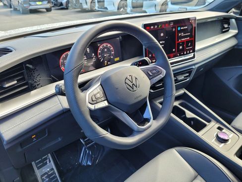 New 2026 Volkswagen Tiguan SE R-Line FWD image 8