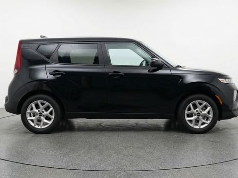 Used 2025 Kia Soul LX w/ LX Technology Package FWD image 11