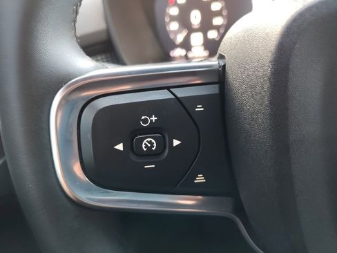 Used 2022 Volvo XC40 T5 R-Design w/ Advanced Package image 11