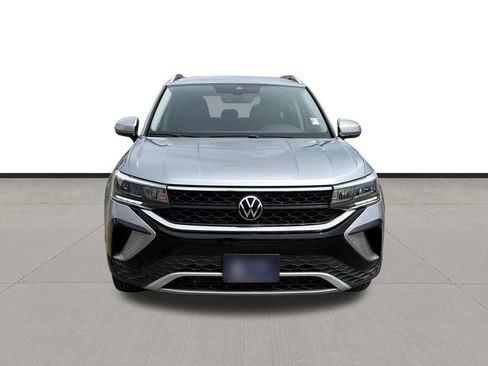 Used 2024 Volkswagen Taos SE FWD image 2
