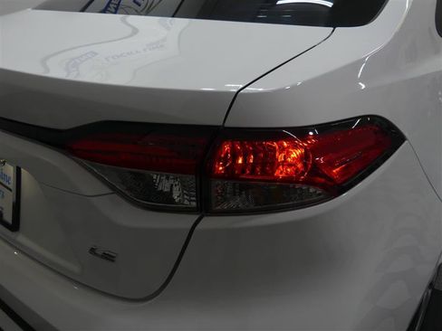 Used 2022 Toyota Corolla LE FWD image 15