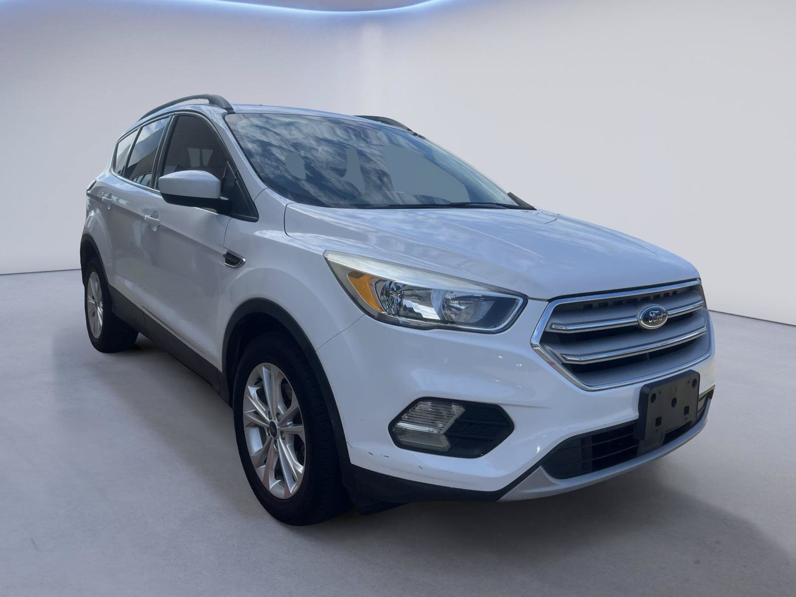Used 2018 Ford Escape SE w/ Ford Safe & Smart Package FWD image 2