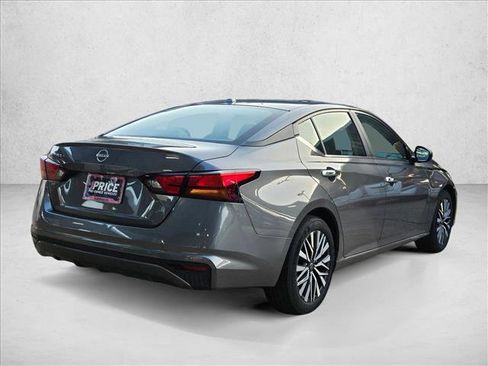 Used 2025 Nissan Altima 2.5 SV FWD image 5