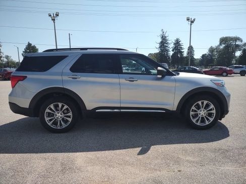 Used 2021 Ford Explorer XLT w/ Equipment Group 202A AWD/4WD image 6