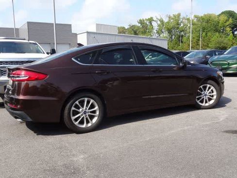 Used 2019 Ford Fusion SE FWD image 4