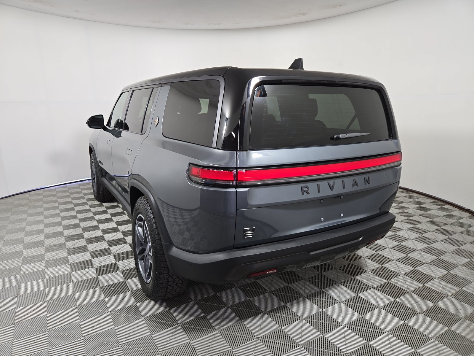 Used 2025 Rivian R1S Adventure Dual AWD/4WD image 3