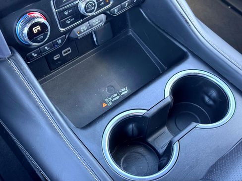 Used 2024 GMC Yukon XL SLT image 28