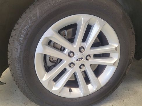 Used 2017 Ford Explorer XLT image 31