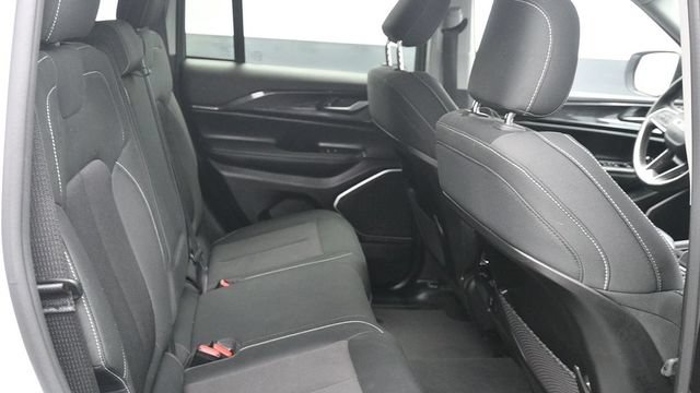 Used 2022 Jeep Grand Cherokee Laredo w/ Luxury Tech Group I AWD/4WD image 15
