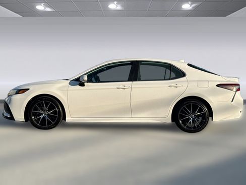 Used 2022 Toyota Camry SE image 2