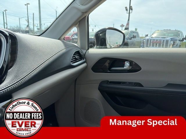 Used 2024 Chrysler Pacifica Limited FWD image 35
