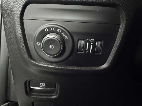 Used 2023 Jeep Grand Cherokee Overland w/ Luxury Tech Group IV AWD/4WD image 24