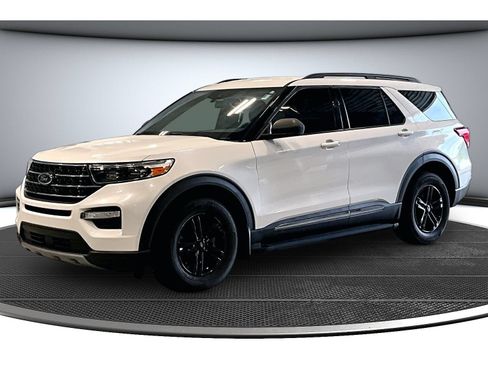 Used 2021 Ford Explorer XLT w/ Equipment Group 202A AWD/4WD image 15