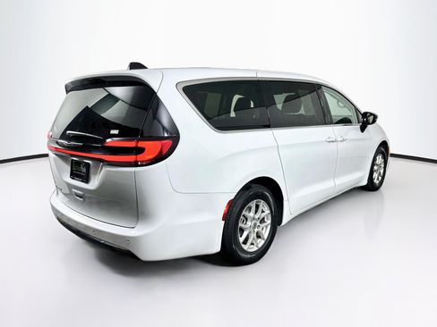 Used 2024 Chrysler Pacifica Touring-L FWD image 9