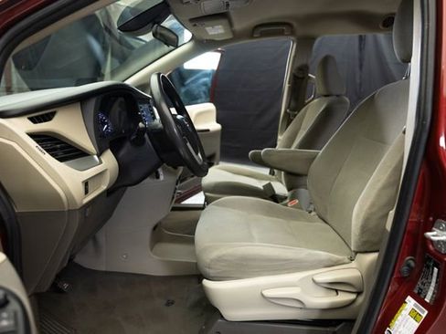 Used 2020 Toyota Sienna L FWD image 13