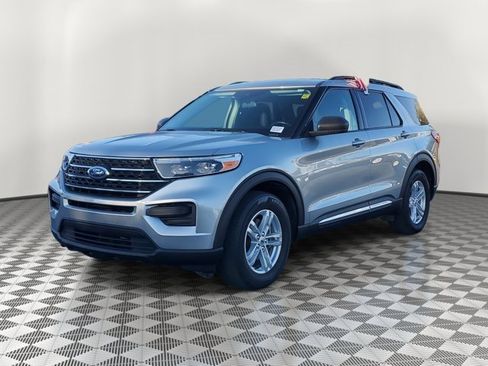 Certified 2023 Ford Explorer XLT image 3