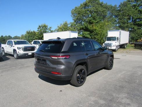 Used 2024 Jeep Grand Cherokee Altitude image 8