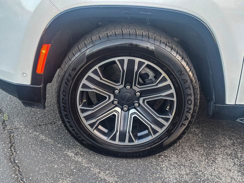 Used 2023 Jeep Wagoneer L Series II image 11