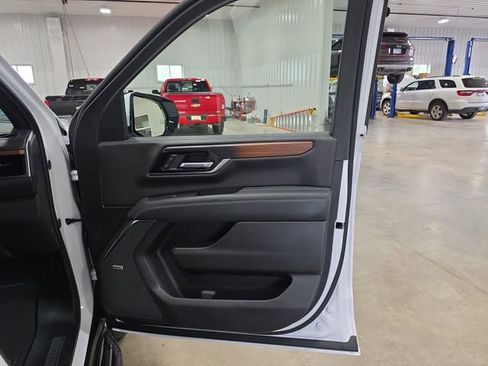 Used 2025 GMC Yukon XL Denali AWD/4WD image 32