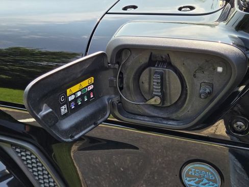 Used 2023 Jeep Wrangler Unlimited Sahara AWD/4WD image 38