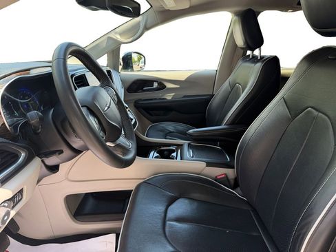 Used 2023 Chrysler Pacifica Limited FWD image 9