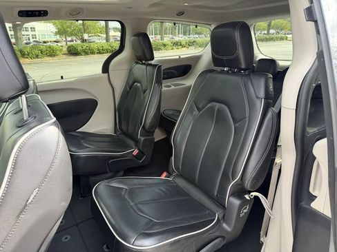 Used 2023 Chrysler Pacifica Limited FWD image 33