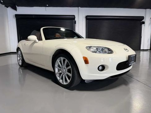 Used 2006 MAZDA MX-5 Miata Grand Touring w/ Premium Pkg RWD image 3