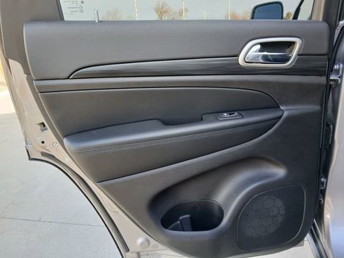 Used 2020 Jeep Grand Cherokee Laredo image 15