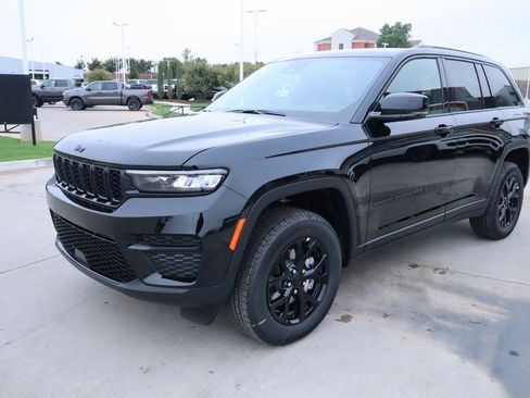 New 2025 Jeep Grand Cherokee Altitude image 10