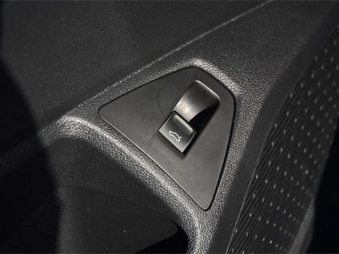 Certified 2025 Volkswagen Jetta SE w/ Sunroof Package image 9