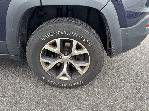 Used 2014 Jeep Cherokee Trailhawk AWD/4WD image 6