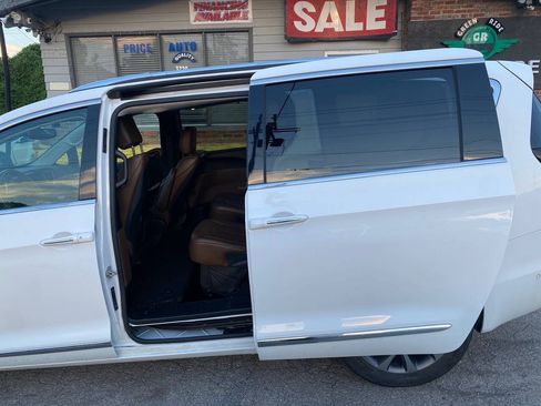 Used 2018 Chrysler Pacifica Limited w/ Tire & Wheel Group FWD image 11