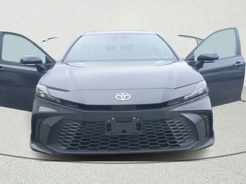 Used 2025 Toyota Camry SE FWD image 9